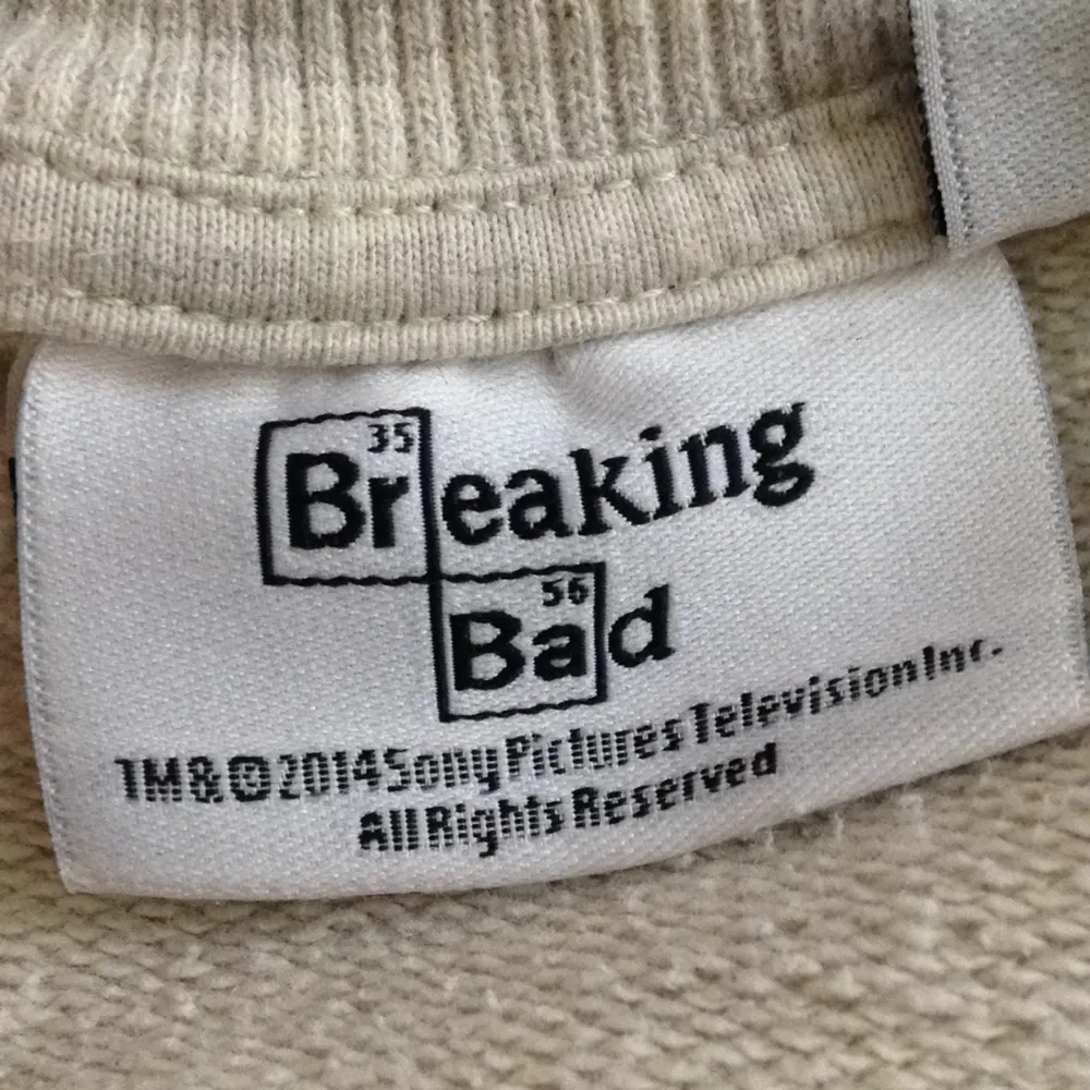 En Breaking Bad sweater, med självaste Heisenberg tryckt. Inköpt i london, och väl använd, därefter små fläckar. Men annars gott som ny!. Hoodies.