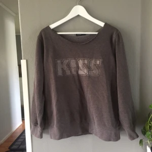  - Kiss tröja Fint skick Kan postas frakt tillkommer Kan mötas upp i Helsingborg/Klippan