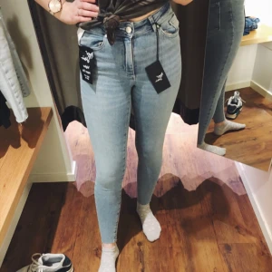  - Helt nya Higher jeans från BikBok i deras Superflex jeans i Ancle modell. Kortare i benen och hög midja helt enkelt. Storlek small. För stora för mig, endast testade!!  Kan mötas upp i Vallentuna, Täby C, Östermalmstorg/TC eller i Vällingby C :)  Frakt kostar 60kr.