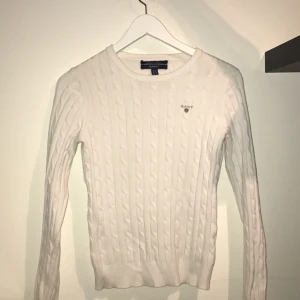  - Vit kabelstickad tröja från Gant. Fint skick.