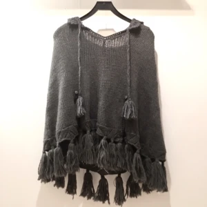  - Stickad poncho med fransar från Odd Molly. Bra skick! 