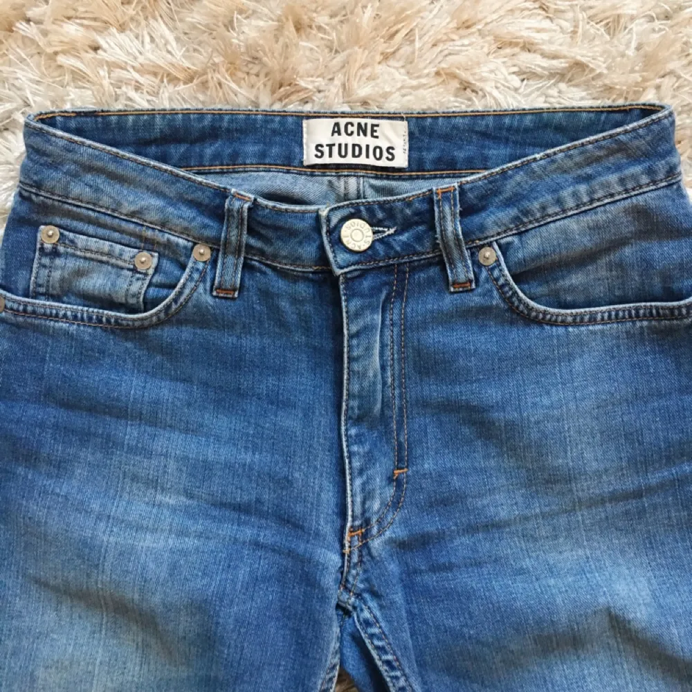 Blåa jeans från Acne (flex s montana), rak nere vid vristerna med 
