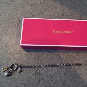  - Juicy Couture armband
Nypris: 549kr

Säljer en helt oanvänt armband från juicy couture och förvaringsask medkommer i köpet
