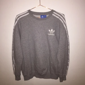  - Collagetröja från adidas. Mycket sparsamt använd. Bland de skönaste tröjorna jag äger! Säljes pga flytt. 

Frakt tillkommer som köparen betalar! 