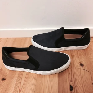  - Helt nya sneakers för herrar. Material: nubuk, slipat skinn. Passar också för kvinnor men en bredare modell.