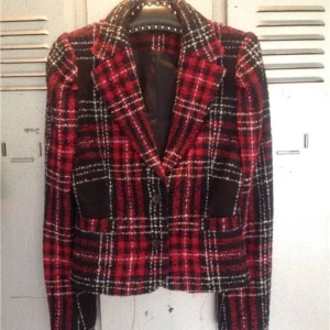  - klassiskt rutig, svart/röd, storlek 36/38, perfekt vårjacka