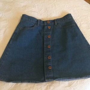  - Blå jeanskjol i A-linje modell från Monki