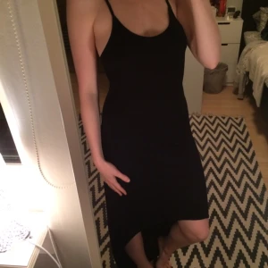  - Casual klänning från HM divided, med smala band och ojämn skurning, lång bak och kortare fram. Skön, men aldrig använd, är därför i nytt skick. Väldigt fin sommarklänning. 