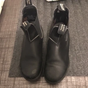  - Blundstone svarta skinn kängor. 
Gott skick.
Bekväma och klarar snö och slask.
