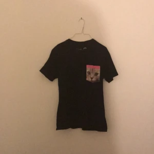  - ODD FUTURE T-shirt med en ficka på bröstet. Aldrig använd. 
