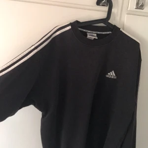  - Svinsnygg secondhand adidas tröja, stl M.  