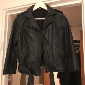  - Läderjacka från H&M i bikermodell, superbra skick och använd ytterst lite. OBS liten i storlek. Nypris 1499 kr.
