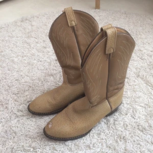  - Vintage westernboots i läder! Liten slitning på vänstra tån. Har swish.