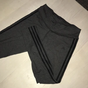  - Adidas three stripes tights. Enbart testade. 200kr +frakt/eventuellt mötas upp i Gävle. Kontanter/swish går bra. 