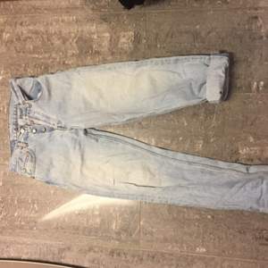 Höga Levis jeans från 80-talet. Nästan som nya! Kan mötas upp i Stockholm eller Gbg ibland, tex från onsdag till nästa onsdag. Annars betalar köparen frakten. 