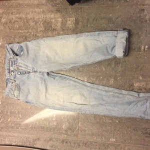  - Höga Levis jeans från 80-talet. Nästan som nya! Kan mötas upp i Stockholm eller Gbg ibland, tex från onsdag till nästa onsdag. Annars betalar köparen frakten. 