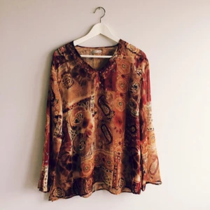  - Oversized blus från okänt märke, sjukt snygg och skön och behöver en ägare som uppskattar den mer! 