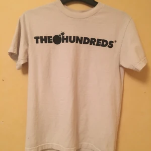  - Vit the hundreds tröja, fint skick! Köparen står för frakten 🏝