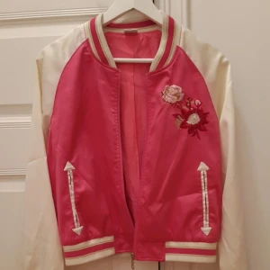  - Jättefin tunnare jacka/tröja.  
Knappt använd,  jag har strl 34/36 har haft den som lite större vilket oxå fungerar. 

Jag står för frakt inom Sverige. 
Betalning via swish.
//Anna 