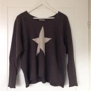  - HUNKYDORY TRÖJA I BRUNT