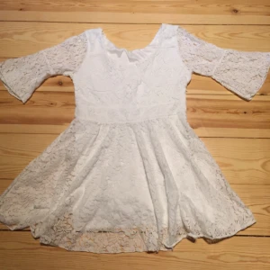  - Vit spets dress 150kr ingår frakt