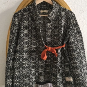  - Kan tänka mig att gå ner i pris vid snabb affär!  Söt Odd Molly kofta med orange band. Sparsamt använd.  Str. 2 motsvarar ca 38.  Nypris 1800kr. Kan mötas upp i Göteborg eller skickas, då frakt tillkommer