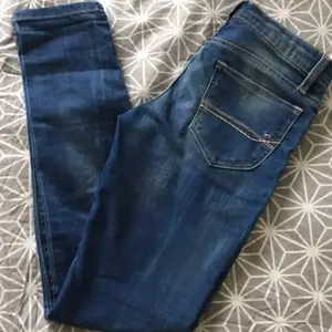 Två par jeans från Tommy Hilfiger.  26/30 i båda, det ena paret är 