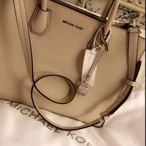  - Helt ny michael kors väska som köptes på NK
Prislappar sitter kvar 
Nypris 3200