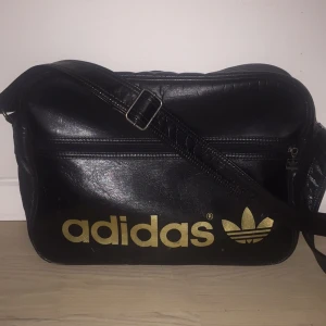  - Adidas väska: 100kr 