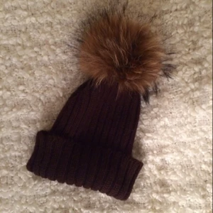  - Brun och knappt använd mössa med pälsboll från Hollies, i nyskick! 

Nypris 600kr