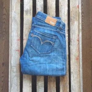 - Snygga Levis jeans, knappt använda! 