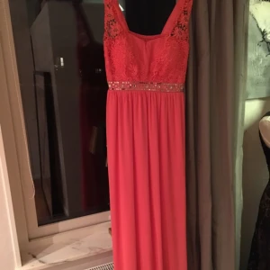  - Balklänning, corall! Använd en gång.