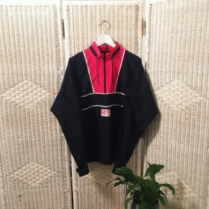  - Sportig vindjacka ❗️❗️ Älskarälskarälskar hur den har som utåtstickande "t-shirt armar". Sjukt bekväm och najs färger. Tänker till ett par svarta high waisted jeans och en najs gympapåse. 
😍KÄNGURUFICKAN 😍

❗️Föredrar swish ❗️

FRI FRAKT 💌