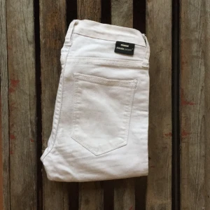  - Vita stretch byxor från DrDenim Jeansmakers
Använda en gång, som nya!