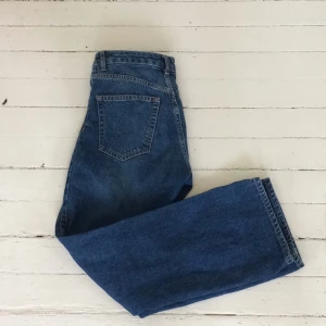  - Lätt croppade och lite utsvängda jeans med hög midja från Monki. Skitsnygga! Säljer pga  lite väl tighta för mig.  Kan mötas i Uppsala, annars står köparen för frakt:)