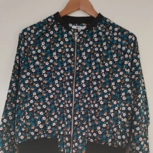  - Bomberjacka från Gina Tricot