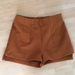  - Rostfärgade shorts med hög midja.   Kan mötas i Uppsala, annars står köparen för frakten :)