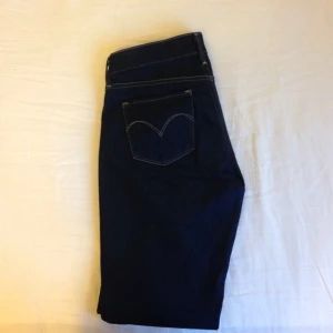 Levi's demi curve 26/32 säljes! Nästintill oanvända. - Levi's demi curve 26/32 säljes! Nästintill oanvända.