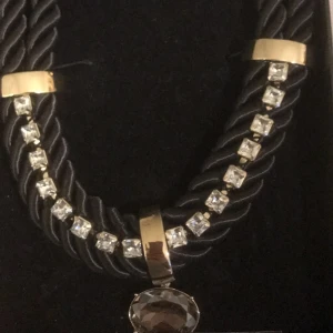  - Köpte halsbandet från Dyberg Kern för 3 år sedan som jag använt ett fåtal gånger. Nypris 2000kr. Frakt ingår ej. 