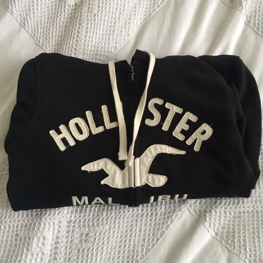 Hollister Malibu storlek M i fint skick. Betalning görs via swish🤙🏽. Hoodies.