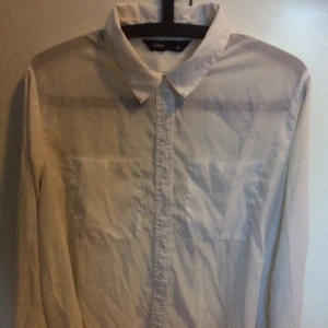  - En vit (på fotot väldigt skrynklig....) oversize skjorta från Cubus som är något transparent, storlek M. 
En oanvänd (med lappen kvar!) fin sommarkimono från New Yorker i M/L. 

Betalning via banköverföring eller Swish, köparen står för frakten (gissar på runt 50kr).