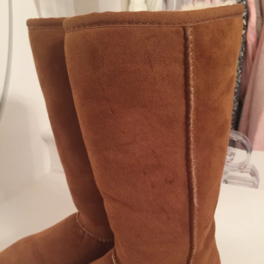 Uggs stl 37.
Endast använda någon gång pga fel storlek. Legat i en skolåda så några märken på ena skaftet. . Skor.