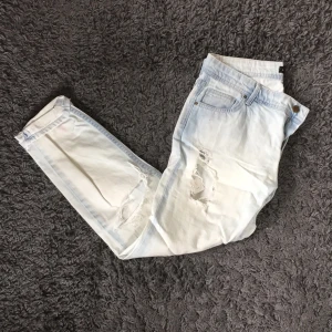  - Ljusa boyfriendjeans från mango med slitningar.