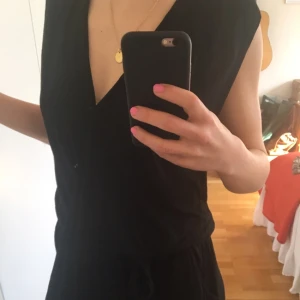  - Bekväm jumpsuit från Gina tricot i viskos, är i storlek medium men passar S-L beroende på hur du vill att den ska sitta. Möts gärna upp i Göteborg annars står köparen för frakten 💫💫