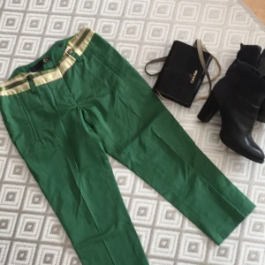  - Passar storlek 38. Äkta JustCavalli ny sommar byxor med fina detaljer. 