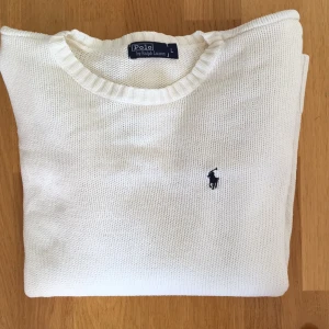  - Benvit Ralph Lauren tröja i storlek large, köpte den själv för att jag ville ha den oversize där av skulle jag säga att den passar S-L👍🏻 nästan oanvänd, söker nytt hem! Möts gärna upp i Göteborg annars står köparen för frakten. 
