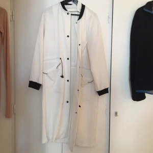  - Vit jacka/kappa