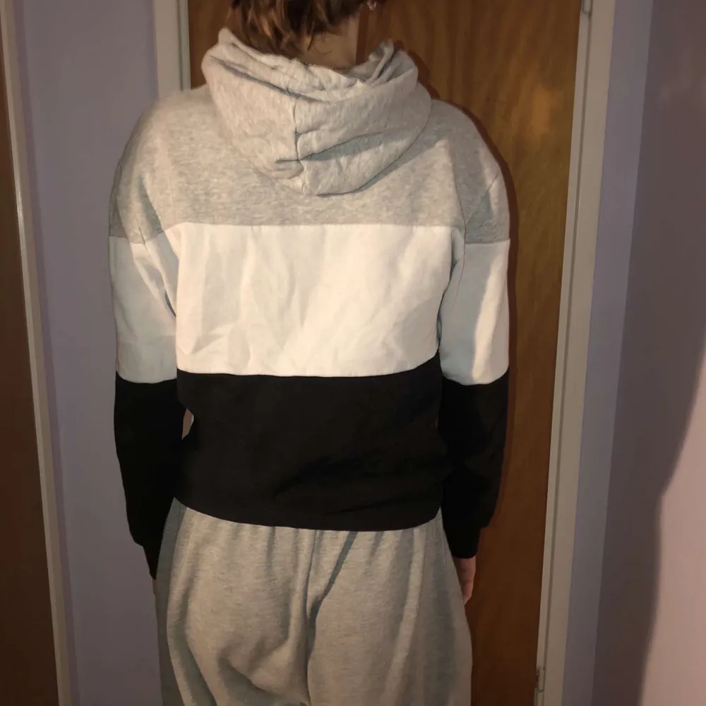 Cool hoodie som är otroligt skön. Luva och text. Storlek 170. Köpare står för frakt. :). Hoodies.