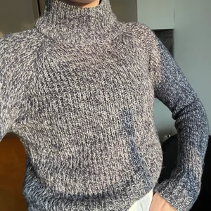 Stickad tröja med polo🌸 - Jättefin blå polostickad tröja från Vero Moda!! Den är i bra skick, säljer på grund av att den tyvärr inte kommer till användning🥰 köparen står för frakt