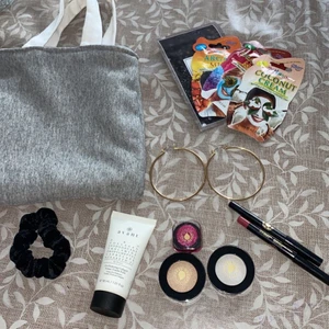 Smink osv💞 - Säljer nu lite smått och gått som aldrig används, säljer ögonskuggor och läppglans från depend, ansiktsmasker och väskor, även ett par oanvända örhängen, en oanvänd primer samt en läpppenna och en eyeliner💞 Om ni är intresserade så kan pris diskuteras, ni för gärna skriva vad ni skulle kunna ge för de💞